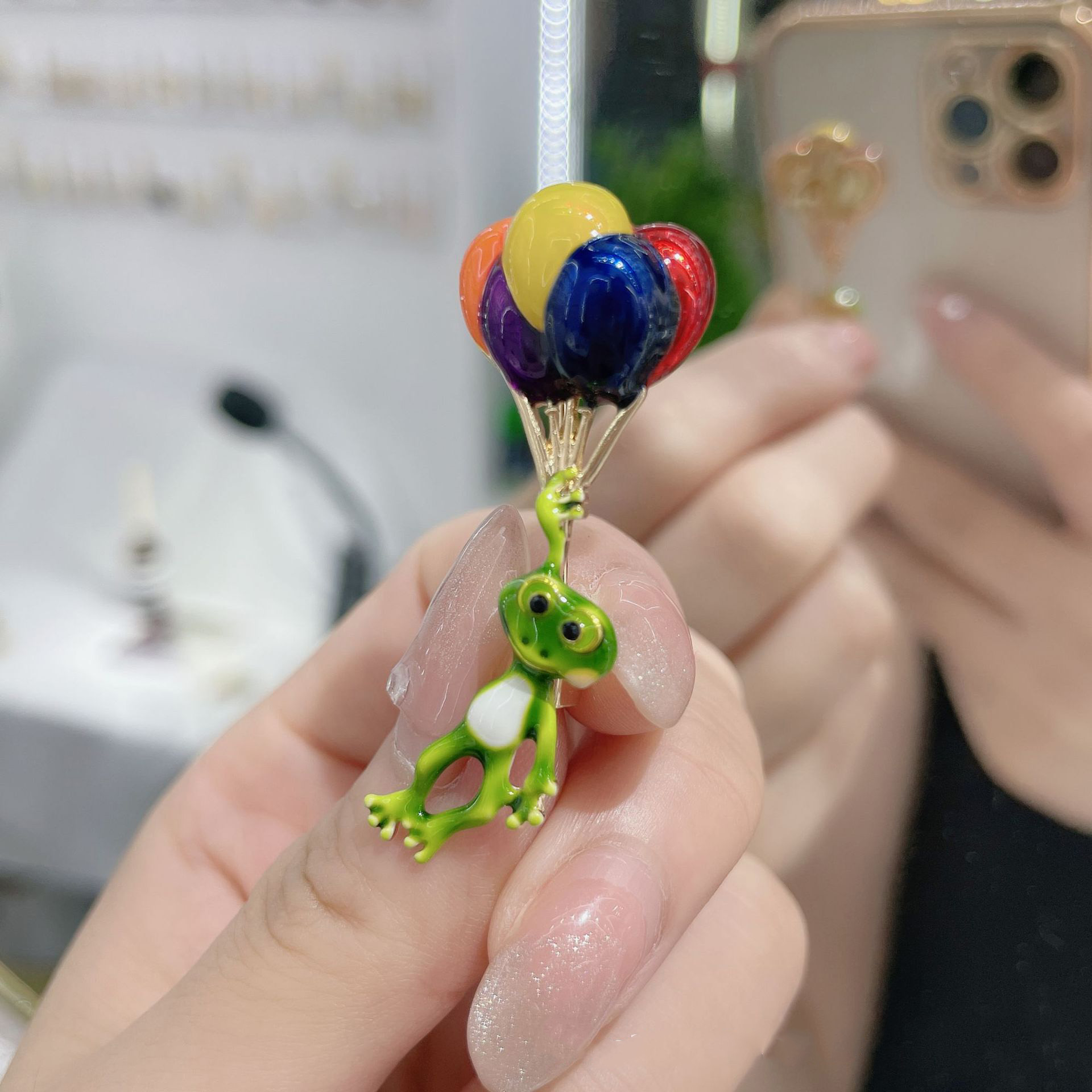Embroidery Bali - Żywa żaba trzymająca kolorowy balon broszki
