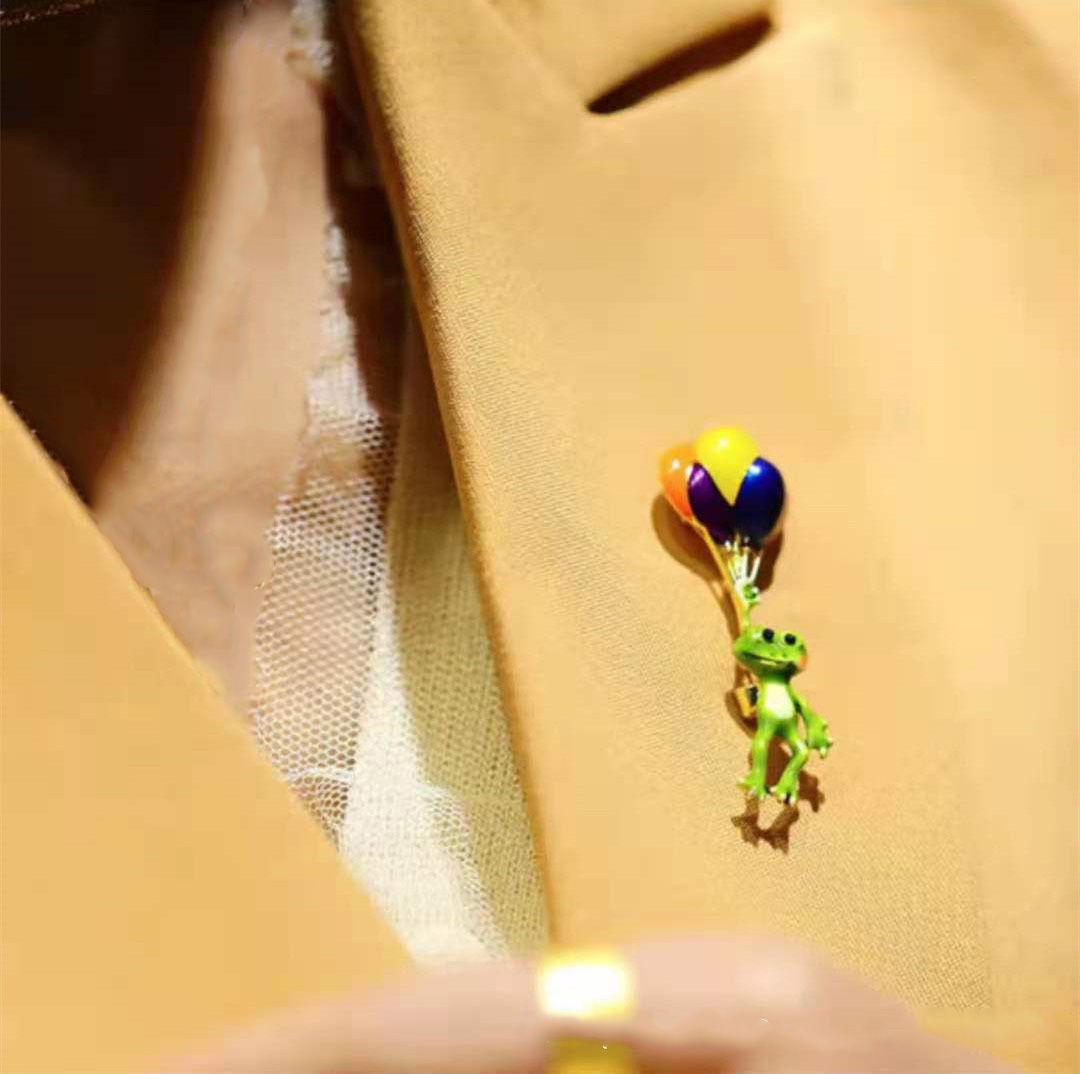 Żywa żaba trzymająca kolorowy  – Embroidery Bali recenzja i cena